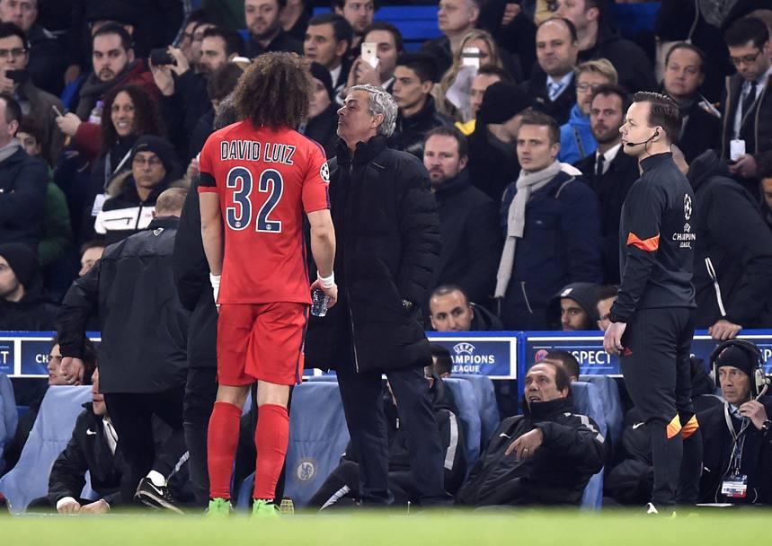 Mourinho a muso duro con l&#39;ex Chelsea David Luiz, autore del primo gol francese a Stamford Bridge. (LaPresse)